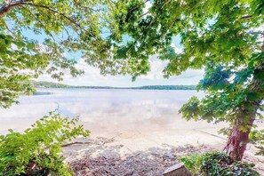 On the beach - Luxe lakefront home on Follins Pond with private beach, amazing decks & yard (Yarmouth Port)