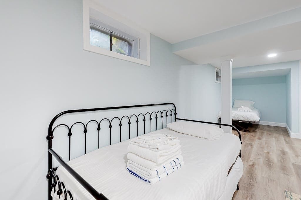 Desk, WiFi, bed sheets