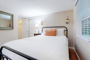 Desk, WiFi, bed sheets - Cape Charmer | Walk to Market, Golf & Eateries | New Kitchen & Big Backyard (Yarmouth Port)