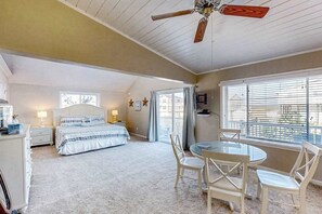 WiFi, bed sheets - Lovely home with private pool, hot tub, foosball, air hockey & easy beach access (Virginia Beach)