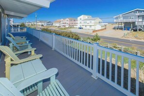 Terrace/patio - Lovely home with private pool, hot tub, foosball, air hockey & easy beach access (Virginia Beach)