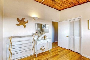 Interior - Lovely home with private pool, hot tub, foosball, air hockey & easy beach access (Virginia Beach)