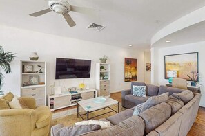 TV, offices - Stunning oceanfront condo with panoramic views, balcony, pool, gym & AC (Virginia Beach)