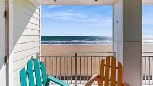 Een balkon met uitzicht op het strand en de oceaan.