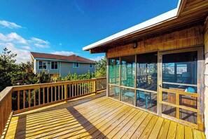 Terrace/patio - Remodeled, ocean view home with rooftop deck & fast WiFi - dog-friendly (Virginia Beach)