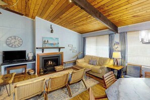 TV, offices - Remodeled, ocean view home with rooftop deck & fast WiFi - dog-friendly (Virginia Beach)