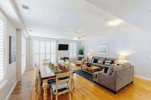 TV, offices - Ocean-view condo with balcony, W/D, 3 pools, fitness center & AC (Virginia Beach)
