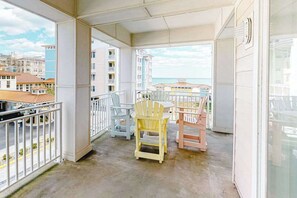 Outdoor dining - Ocean-view condo with balcony, W/D, 3 pools, fitness center & AC (Virginia Beach)