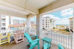 Outdoor dining - Ocean-view condo with balcony, W/D, 3 pools, fitness center & AC (Virginia Beach)