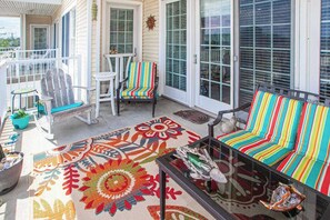 Terrace/patio - Ocean view condo with balcony, WiFi, on-site pool/gym & easy beach access (Virginia Beach)