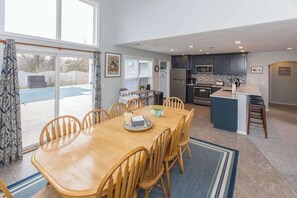Dining - Trendy home steps from beach access w/private outdoor pool, gas grill, balcony (Virginia Beach)