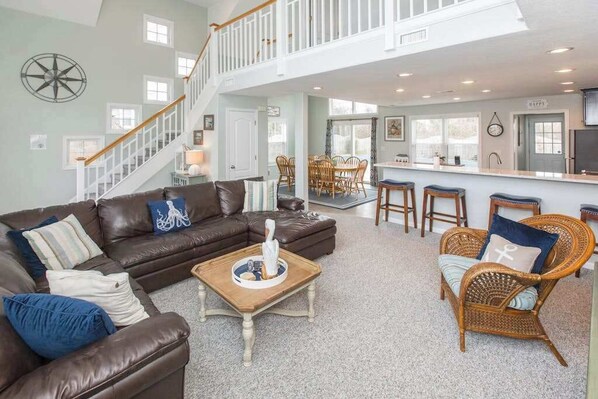 TV, DVD player, offices - Trendy home steps from beach access w/private outdoor pool, gas grill, balcony (Virginia Beach)
