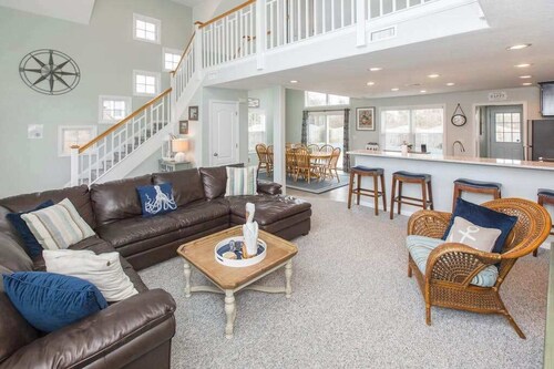 Trendy home steps from beach access w/private outdoor pool, gas grill, balcony