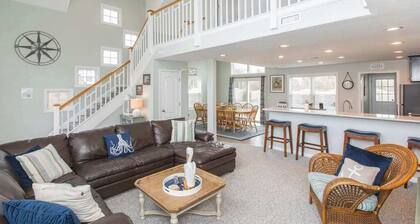 Trendy home steps from beach access w/private outdoor pool, gas grill, balcony