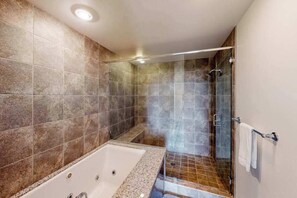 Shower, towels - Bayfront penthouse with sunset views, 2 balconies, 3 pools & 2 fitness centers (Virginia Beach)