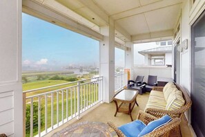 Property grounds - Bayfront penthouse with sunset views, 2 balconies, 3 pools & 2 fitness centers (Virginia Beach)