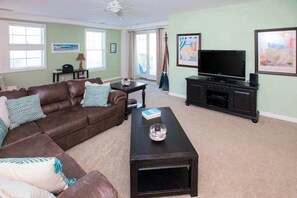 TV, DVD player, offices - Courtyard condo near the ocean with W/D, outdoor pool & gym (Virginia Beach)