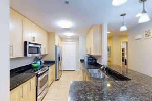Fridge, microwave, oven, stovetop - Sunny beach condo with washer/dryer, pool/hot tub & gym (Virginia Beach)
