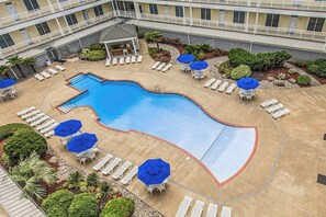 Pool - Ocean View Condo in an Oceanfront Property with Balcony, WiFi & Shared Pool/Gym (Virginia Beach)