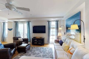 TV, offices - Oceanfront penthouse with amazing views, fast WiFi, 3 pools & 2 gyms (Virginia Beach)
