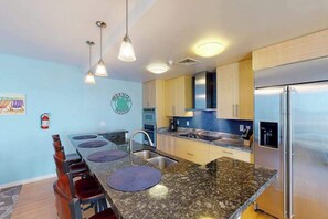 Fridge, microwave, oven, stovetop - Oceanfront penthouse with amazing views, fast WiFi, 3 pools & 2 gyms (Virginia Beach)
