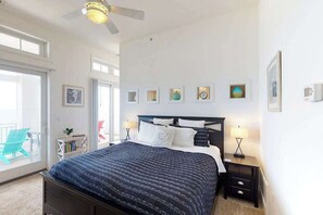 WiFi, bed sheets - Oceanfront penthouse with amazing views, fast WiFi, 3 pools & 2 gyms (Virginia Beach)