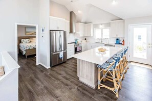 Fridge, microwave, oven, stovetop - Beautiful oceanside home with pool, beautiful decor, WiFi, washer/dryer, AC (Virginia Beach)