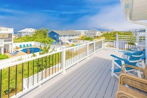 Terrace/patio - Beautiful oceanside home with pool, beautiful decor, WiFi, washer/dryer, AC (Virginia Beach)