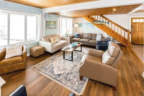TV, DVD player, offices - Oceanside beach house with private hot tub & pool, spacious deck, games, W/D, AC (Virginia Beach)