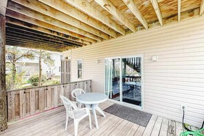 Outdoor dining - Tranquil home steps from the water w/private pool, WiFi, private washer/dryer (Virginia Beach)