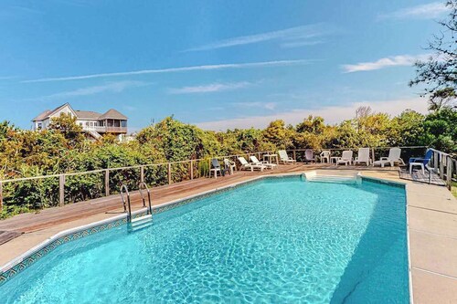 Tranquil home steps from the water w/private pool, WiFi, private washer/dryer