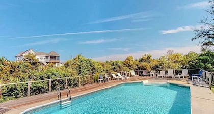 Tranquil home steps from the water w/private pool, WiFi, private washer/dryer