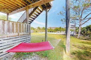 Property grounds - Tranquil home steps from the water w/private pool, WiFi, private washer/dryer (Virginia Beach)