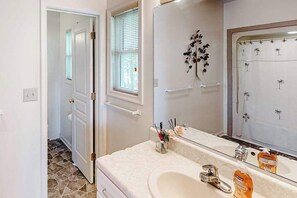 Shower, towels - Tranquil home steps from the water w/private pool, WiFi, private washer/dryer (Virginia Beach)