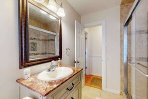 Shower, towels - 8 BDR & 7.5 BA Luxury Beach House w/private pool & hot tub (Virginia Beach)