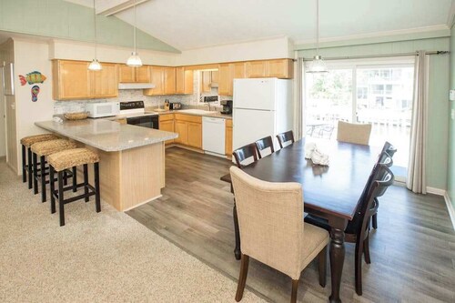 Canal-front home w/private pool, hot tub, fishing dock, walk to the beach,2 dogs