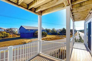 Property grounds - Sunny Condo w/Shared Outdoor Pool, Central A/C, Private W/D - Near the Ocean (Virginia Beach)