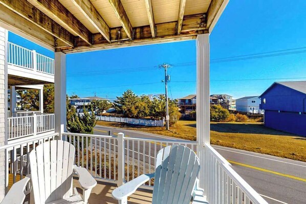 Property grounds - Sunny Condo w/Shared Outdoor Pool, Central A/C, Private W/D - Near the Ocean (Virginia Beach)