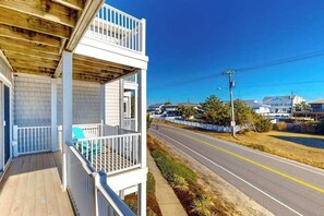 Terrace/patio - Sunny Condo w/Shared Outdoor Pool, Central A/C, Private W/D - Near the Ocean (Virginia Beach)