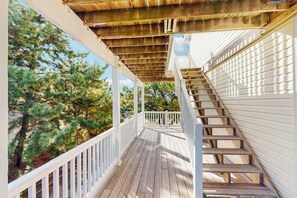 Property grounds - Dog-friendly home with pool, hot tub, lazy river, splash pad, & game room (Virginia Beach)
