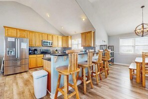 Fridge, microwave, oven, stovetop - Dog-friendly home with pool, hot tub, lazy river, splash pad, & game room (Virginia Beach)