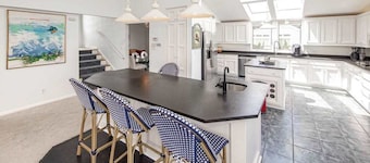 Ocean-view home that is within a 2 minute walk to the beach w/rooftop deck