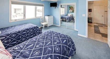 Ocean-view home that is within a 2 minute walk to the beach w/rooftop deck