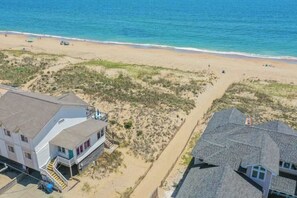 Beach nearby - Spacious home across from the beach with partial ocean views, pool, & pool table (Virginia Beach)