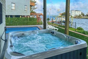 Terrace/patio - Waterfront house in Virginia Beach with amazing views, private pool & Hot Tub (Virginia Beach)