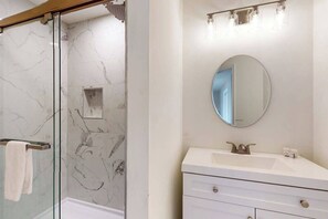 Shower, hair dryer, towels - Waterfront house in Virginia Beach with amazing views, private pool & Hot Tub (Virginia Beach)