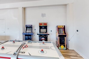 Games room - Waterfront house in Virginia Beach with amazing views, private pool & Hot Tub (Virginia Beach)