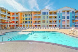 Pool - Condo near the beach & pool with 2 balconies & central AC (Virginia Beach)