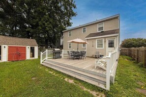 Outdoor dining - Sweet Home Near Croatan Beach & Boardwalk with Deck, WiFi, Bikes - 2 Dogs OK (Virginia Beach)