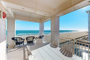 Property grounds - Beachfront 2nd-floor condo with ocean views, balcony, 3 pools & gym (Virginia Beach)